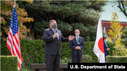 美國國務卿蓬佩奧2020年10月6日在美國駐日本大使館稱讚美日同盟關係（蓬佩奧推特賬號）