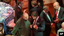 Ukrajinski ministar odbrane Rustem Umerov, centar lijevo, razgovara sa ministrom odbrane Republike Slovačke Robertom Kaliňákom, u sredini desno, tokom društvene večere u Fort McNair za ministre odbrane koji prisustvuju samitu NATO-a 10. jula 2024. u Washingtonu.