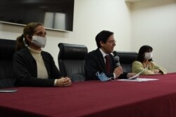 Salvador Romero (centro) presidente del Tribunal Supremo Electoral de Bolivia, anuncia la postergación de elecciones presidenciales del 6 de septiembre al 18 de octubre debido al alto contagio de Covid. Julio 23 de 2020. [Foto: TSE Bolivia].