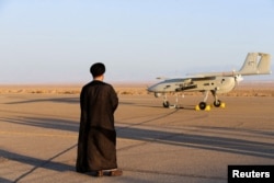 FILE PHOTO: Kiongozi wa kidini wa Iran akiwa amesimama karibu na droni wakati wa mazoezi ya kijeshi katika eneo lisilojulikana nchini Iran.