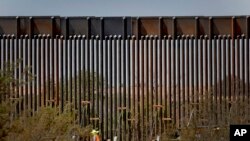 Las nuevas vallas de 9 metros (30 pies) de alto del muro han reemplazado a otras que eran más cortas y fáciles de brincar.