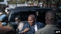 Le président de la République centrafricaine Faustin Archange Touadera arrive au bureau de vote du lycée Barthélemy Boganda dans le 1er arrondissement de Bangui, en République centrafricaine (RCA), le 27 décembre 2020.