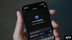 گزارش‌ها حاکیست که این چت بات هوشی مصنوعی به نام دیپ‌سیک با استفاده از منابع بسیار محدود و هزینه‌ای به مراتب کمتر از رقبای امریکایی توسعه یافته است.