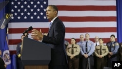 Barack Obama habla sobre control de armas en el Centro de Operaciones Especiales de la policía de Minneapolis. 