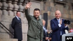 Украинскиот претседател Володимир Зеленски пред толпата во Данска изјави дека ветените испораки на Ф-16 го направиле уверен оти Украина може да стави крај на руската инвазија