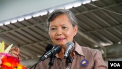 រូបឯកសារ៖ លោកស្រី មូរ សុខហួរ អនុ​ប្រធាន​គណបក្ស​សង្គ្រោះ​ជាតិ​ ក្នុង​ពិធី​ជួបជុំ​បេក្ខនារី​សម្រាប់​ការបោះឆ្នោត​ឃុំ​សង្កាត់ នៅ​ទីស្នាក់ការ​គណបក្ស​ ក្នុង​រាជធានី​ភ្នំពេញ​​ នៅ​ថ្ងៃទី​១៧​ ខែ​ឧសភា​ ឆ្នាំ​២០១៧។ (ហ៊ាន សុជាតា/VOA)