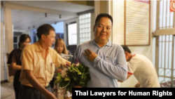 លោក​ Siraphop Kornaroot ថត​រូប​បន្ទាប់​ពី​ត្រូវ​បាន​ដោះលែងកាលពី​ថ្ងៃទី​១១ ខែមិថុនា ឆ្នាំ២០១៩។