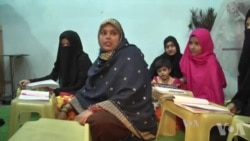 Pakistan Street Schools Open to Poor Kids and Parents