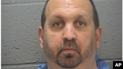 46 yoshli amerikalik Kreyg Stiven Hiks uch shaxsni yoppasiga o'ldirganlikda ayblanmoqda