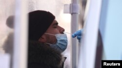 На фото: Чоловіка тестують на COVID-19 на Таймс-сквер. Нью-Йорк, США, 20 грудня 2021 року