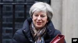 លោកស្រី Theresa May នាយក​រដ្ឋ​មន្រ្តី​អង់គ្លេស​ចាកចេញ​ពី​វិមាន 10 Downing Street ដើម្បី​ធ្វើ​ដំណើរ​ទៅ​សភា​ក្នុង​ក្រុង​ឡុងដ៍​ កាលពី​ថ្ងៃទី២៥ ខែមករា ឆ្នាំ២០១៧។