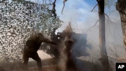 2024년 10월 28일 러시아 국방부가 공개한 영상에서 쿠르스크 지역에서 러시아 군인이 우크라이나 진지를 향해 곡사포를 발사하고 있다.