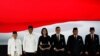 Presiden Joko Widodo dan cawapres Ma'ruf Amin, calon presiden Prabowo Subianto dan pasangannya cawapres Sandiago Uno menyanyikan lagu kebangsaan sebelum Debat Capres Cawapres 2019 di Jakarta, 13 April 2019. (Foto: Reuters)