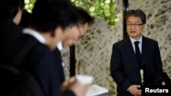 FILE - U.S. Special Representative for North Korea Policy Joseph Yun (R) answers questions from reporters in Tokyo, Apr. 25, 2017. 