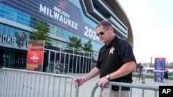 
په مېلواکي کې په پراخه کچه امنیتي تدابیر نیول شوي دي. د کنوېنشن مرکز ته د رارسیدو نه مخکې خلک د ډيرو امنیتي چک پوسټونو نه تیریږي