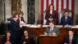 在國會大廈舉行的確認特朗普贏得總統選舉人團的國會兩院聯席會議上，副總統賀錦麗和眾議員約翰遜聽取議員宣讀認證結果。 (2025年1月6日)