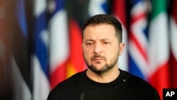 Presiden Ukraina Volodymyr Zelenskyy berpidato pada konferensi media sebelum pertemuan para menteri pertahanan NATO di markas besar NATO di Brussels, Rabu, 11 Oktober 2023. (Foto: AP)