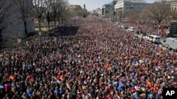 មនុស្ស​ម្នា​ធ្វើ​បាតុកម្ម​នៅ​មហាវិថី Pennsylvania ក្នុង​ប្រធាន​បទ «ដើរ​ក្បួន​សម្រាប់​ជីវិត​របស់​យើង» ដើម្បី​គាំ​ទ្រ​ដល់​ការ​គ្រប់​គ្រង​អាវុធ​ កាល​ពី​ថ្ងៃ​ទី២៤ មីនា ២០១៨ ក្នុង​រដ្ឋ​ធានី​វ៉ាស៊ីនតោន។