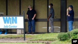Mississippi shtatida ishsizlar mehnat markazi eshigida navbatda turibdi 