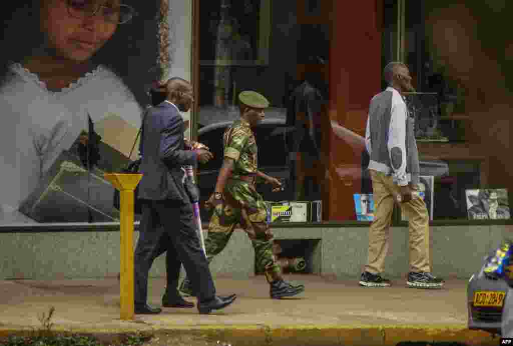 Un officier de l'armée zimbabwéenne marche dans le quartier d'affaires à Harare, Zimbabwe, le 15 novembre 2017.