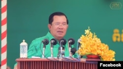 លោក​នាយក​រដ្ឋ​មន្ត្រី ហ៊ុន សែន ថ្លែង​នៅ​ក្នុង​កម្មពិធី​បុណ្យ​ឆ្នាំថ្មី​ប្រពៃណី​ខ្មែរ​នៅ​ខេត្ត​សៀមរាប កាលពី​ថ្ងៃទី១៤ ខែមេសា ឆ្នាំ២០១៧។ (រូបថត​ដកស្រង់​ចេញ​ពី​ហ្វេសប៊ុក​នាយក​រដ្ឋមន្ត្រី)