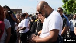 Sejumlah warga menghadiri acara penghormatan terhadap para koraban penembakan swalayan TOPS di Buffalo, New York, pada 15 Mei 2022. (Foto: Reuters/Brendan McDermid)