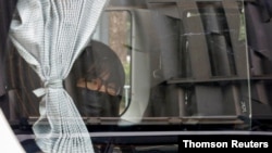 សម្ព័ន្ធ​ហុងកុង​គាំទ្រ​ប្រធាន​ចលនា​ស្នេហាជាតិ​ប្រជាធិបតេយ្យ​ចិន​លោក​ Tonyee Chow នៅក្នុង​រថយន្ត​បន្ទាប់ពី​ត្រូវ​បាន​ចាប់​ខ្លួន​នៅ​ទីក្រុងហុងកុង។ (Reuters)