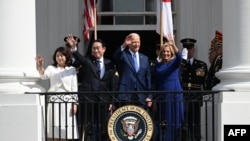 នាយករដ្ឋមន្ត្រីជប៉ុន លោក Fumio Kishida និងប្រធានាធិបតីអាមេរិក លោក Joe Biden លើដៃពីយ៉រ Truman ក្នុងអំឡុងពេលពិធីមកដល់ជាផ្លូវការនៅសេតវិមាន ថ្ងៃទី១០ ខែមេសា ឆ្នាំ២០២៤។