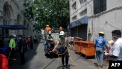 ရန်ကုန်မြို့မှာ ပိုးသတ်ဆေးဖြန်းနေတဲ့ ဝန်ထမ်းတချို့ (မတ် ၂၉၊ ၂၀၂၀)