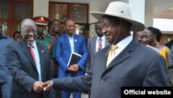 Le président Yoweri Museveni (à droite).