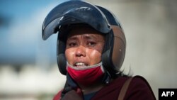 Samidah, keluarga seorang korban, menangis di luar hotel Roa Roa yang runtuh di Palu, 30 September 2018.