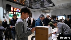 Simón Ribinstein, de 17 años, vota por primera vez en su vida en la primaria presidencial de Argentina el 13 de agosto de 2023.