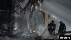 俄军袭击乌克兰顿涅茨克州康斯坦丁尼夫卡的一处购物中心后，消防人员和警察在现场工作。(2024年8月9日)