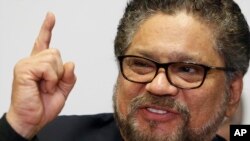 ARCHIVO - En esta fotografía de archivo del 10 de abril de 2018, Luciano Marín, también conocido como Iván Márquez, exlíder de las Fuerzas Armadas Revolucionarias de Colombia, FARC, habla con los medios durante una conferencia de prensa en Bogotá, Colombia. 