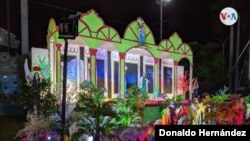 Representación de la llegada de los Reyes Magos, en un Belén sobre la avenida Bolivar del centro histórico de Managua. [Foto Donaldo Hernández, VOA]