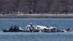 一架美國航空公司客機與一架美國陸軍黑鷹直升機相撞後，緊急救援人員2025年1月30日在華盛頓波托馬克河中打撈殘骸。