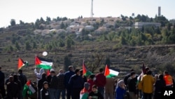 Arhiva - Palestinci protestuju protiv očekivane posjete državnog sekretara SAD Mikea Pompea jevrejskom naselju Psagot, u blizini grada Al Bireh na Zapadnoj obali, 18. novembra 2020.