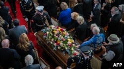 Los asistentes observan cómo se lleva a cabo el ataúd de la ex primera dama de Estados Unidos Rosalynn Carter después de un servicio de homenaje en la Iglesia Glenn Memorial en Atlanta, Georgia, el 28 de noviembre de 2023.