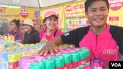 តូប​លក់​ទឹកក្រអូបនៅ​កោះពេជ្រ​។​ (ហ៊ុល រស្មី/​VOA) 