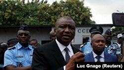 Hamed Bakayoko, le nouveau ministre de la Défense de Côte d'Ivoire, parle alors qu'il se tient dans les locaux de l'Académie nationale de police dans le quartier de Cocody à Abidjan, Côte d'Ivoire, le 20 juillet 2017.