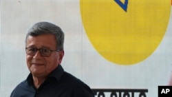ARCHIVO: Pablo Beltrán, de la guerrilla del Ejército de Liberación Nacional (ELN), asiste al cierre del cuarto ciclo de conversaciones de paz con el gobierno colombiano en el Centro Cultural Aquiles Nazoa en Caracas, Venezuela, el lunes 4 de septiembre de 2023. 