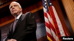 Senator John McCain (R-Az.) dalam konferensi pers mengenai Undang-Undang Perawatan Kesehatan di Capitol Hill di Washington, 27 Juli 2017.