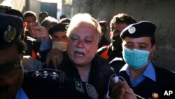 خبریال محسن بېګ د پولیسو په منځ کې.