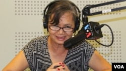 លោកស្រី មូ សុខហួរ អ្នក​តំណាងរាស្រ្ត​ទទួល​បន្ទុក​កិច្ចការ​ស្រ្តី​ កុមារ និង​ពលករ​ចំណាកស្រុក​ចូល​រួម​ជា​វាគ្មិន​ពិភាក្សា​អំពី​«ដំណើរ​ទស្សនកិច្ច​របស់​លោកស្រី Michelle Obama ក្នុង​ការ​លើក​កម្ពស់​សារៈសំខាន់​នៃ​ការ​អប់រំ​សម្រាប់​ស្ត្រី‍» នៅ​ក្នុង​កម្មវិធី Hello VOA ពិសេស​កាល​ពី​យប់​ថ្ងៃ​ព្រហស្បតិ៍​ទី​ ១១ ខែ​មីនា ឆ្នាំ​២០១៥។ (លឹម សុធី/VOA)