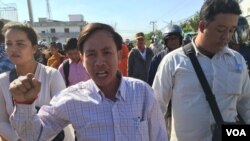 រូបឯកសារ៖ លោក​ វ៉ន ពៅ​ ប្រធាន​សមាគម​សេដ្ឋកិច្ច​ក្រៅ​ប្រព័ន្ធ​ ​ហៅកាត់​ថា​ IDE​A​ ស្រែក​រក​យុត្តិធម៌​នៅ​ក្នុង​ពេល​ដើរ​ជា​ក្បួន​​តាម​ការ​បណ្តេញ​របស់​ក្រុម​អាជ្ញាធរ​មាន​សមត្ថ​កិច្ច​នៅ​ព្រឹក​ថ្ងៃ​អាទិត្យ​ទី​៣​ ខែ​មករា​ ឆ្នាំ​២០១៦។ (ហ៊ុល រស្មី/VOA) 