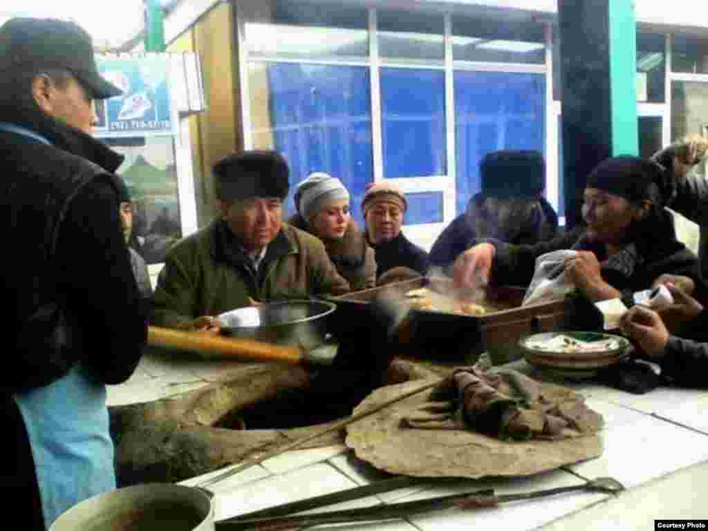 Sotuvchi ham, xaridor ham bozorga kelarkan, bug'i chiqib turgan issiq tandir somsa mazasini tatimay ketmaydi.