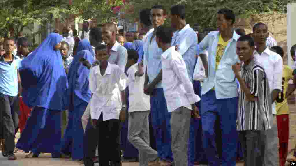 Wanafunzi wakikusanyika nje ya chuo kikuu cha Garissa kufuatia shambulio la watu wenye silaha., April 2, 2015.