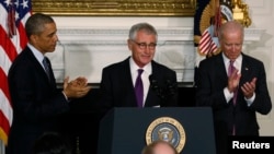 U.S. President Barack Obama and Vice President Joe Biden (R) applaud Defense Secretary Chuck Hagel after the president announced Hagel's resignaton at the White House in Washington, Nov. 24, 2014.
