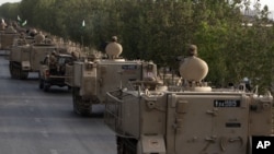 بعض ماہرین کا کہنا ہے کہ پاکستان تنازع کشمیر پر امریکی توجہ حاصل کرنے کے لیے فوجی دستوں کو مشرقی سرحد سے مغربی سرحد پر تعینات کر رہا ہے۔ (فائل)