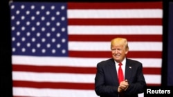 លោក​ប្រធានាធិបតី Donald Trump ថ្លែង​សុន្ទរកថា​សម្រាប់​ការ​ជួបជុំ​មួយ​នៅ​មជ្ឈមណ្ឌល Cellular របស់​អាមេរិក នៅ​ក្នុង​ក្រុង Cedar Rapids កាលពី​ថ្ងៃទី២១ ខែមិថុនា ឆ្នាំ២០១៧។